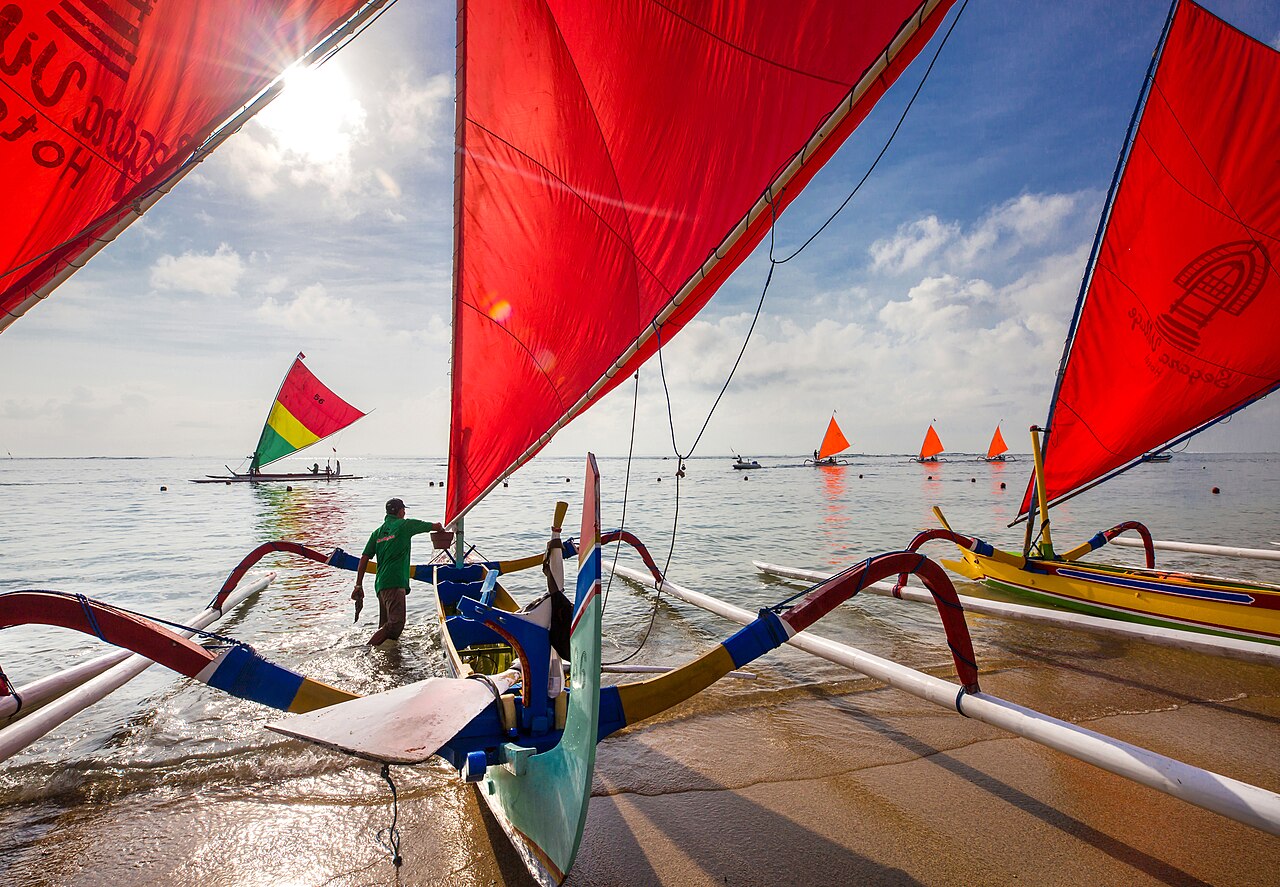 Una embarcación tradicional en la playa de Sanur, Bali