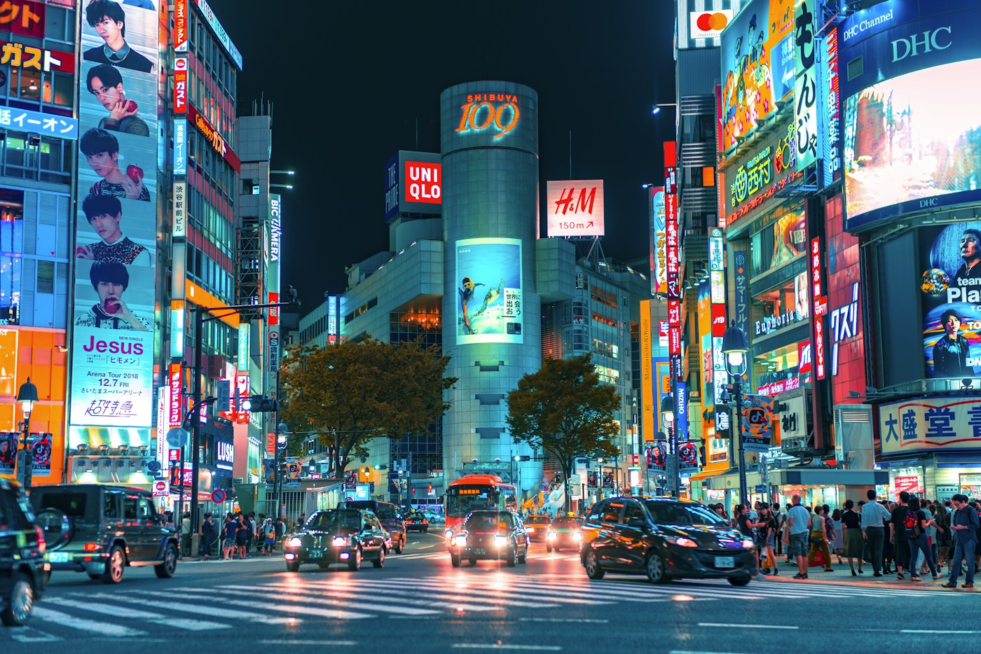 El cruce de Shibuya iluminado de noche