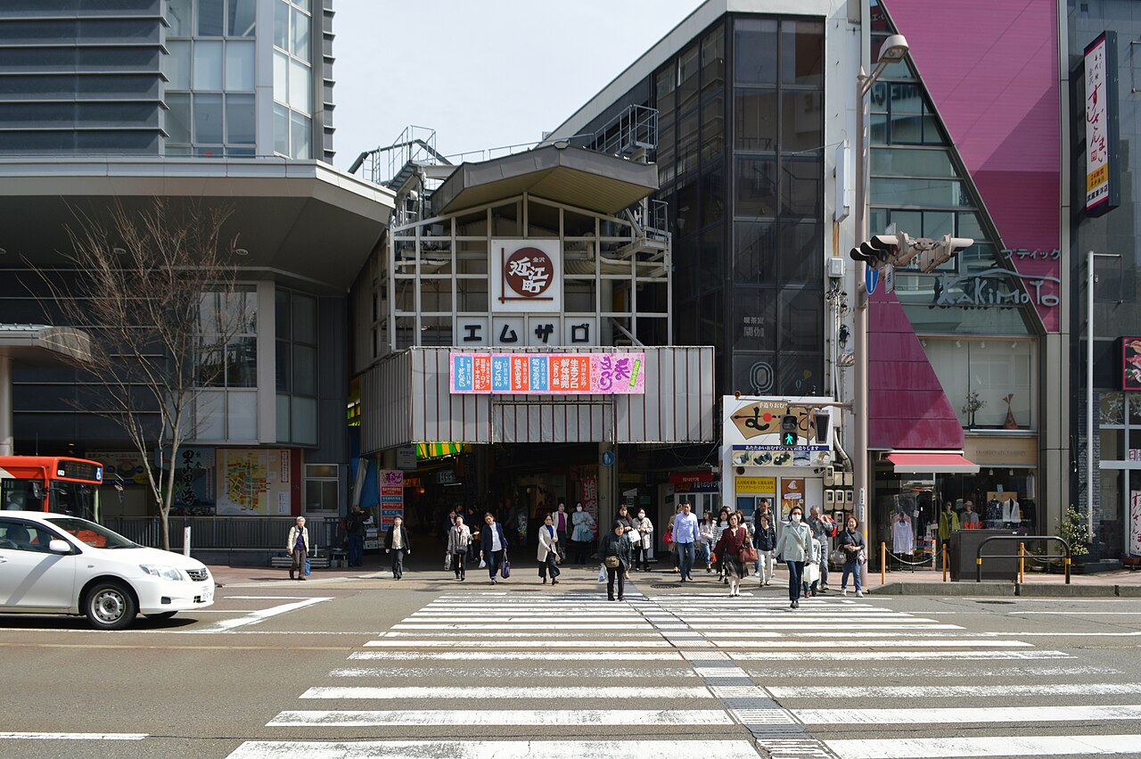 Entrada cubierta al mercado Omicho de Kanazawa