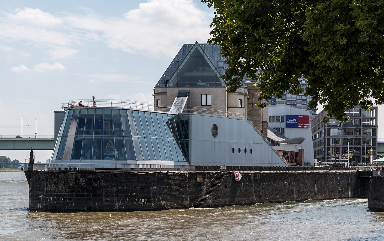 Exterior del Museo del Chocolate junto al Rin · Colonia
